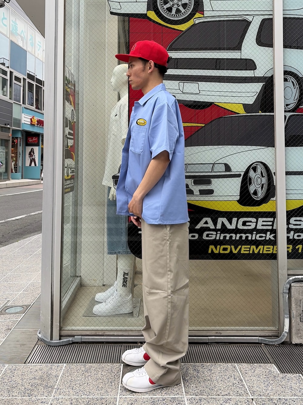 ブルー系のシャツ/ブラウス、ホワイト系のTシャツ/カットソー、グリーン系のその他パンツを着用したメンズの春コーディネートの2枚目の写真