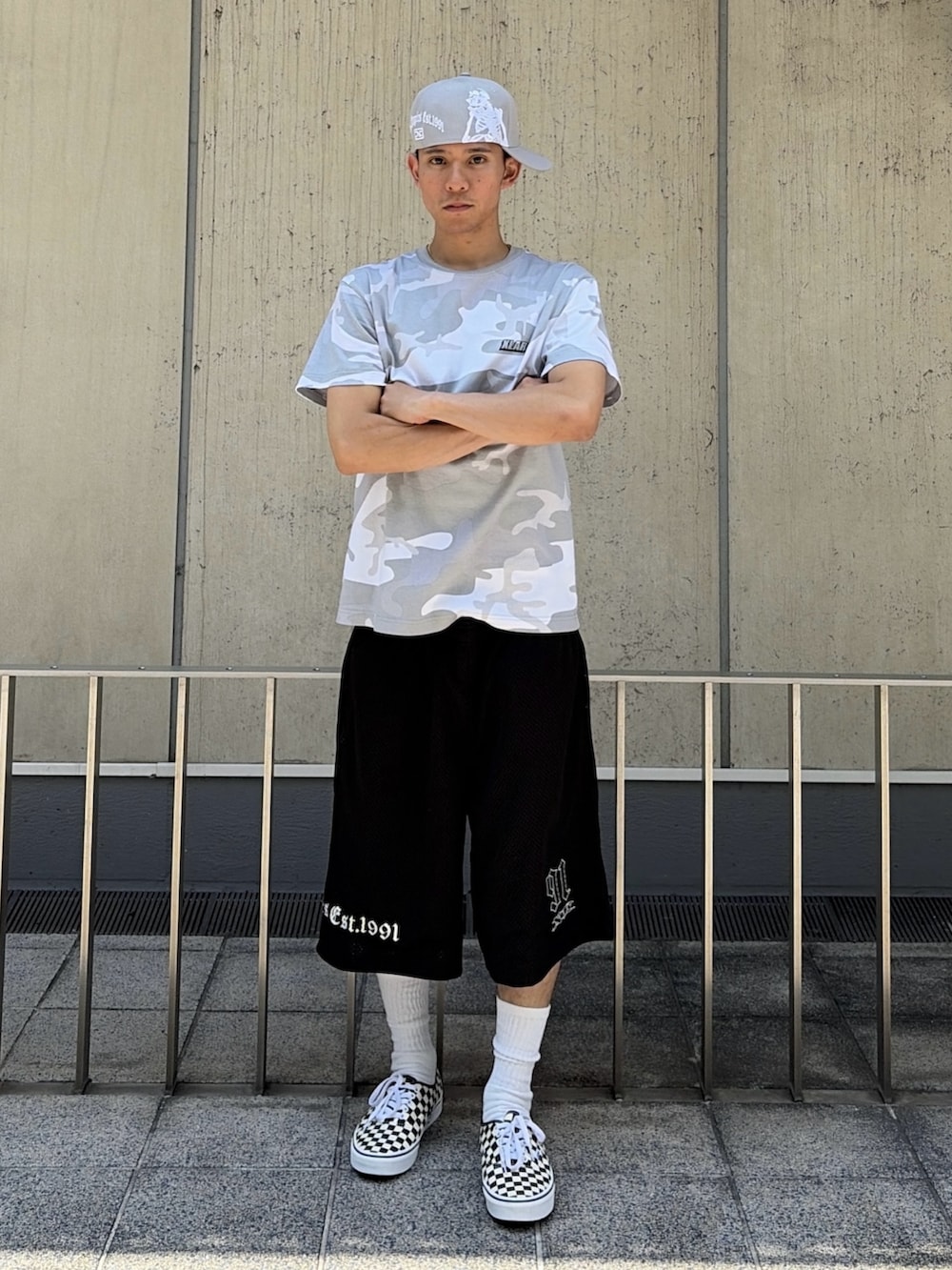 その他のTシャツ/カットソー、ブラック系のその他パンツ、ブルー系のキャップを着用したメンズの夏コーディネートの2枚目の写真