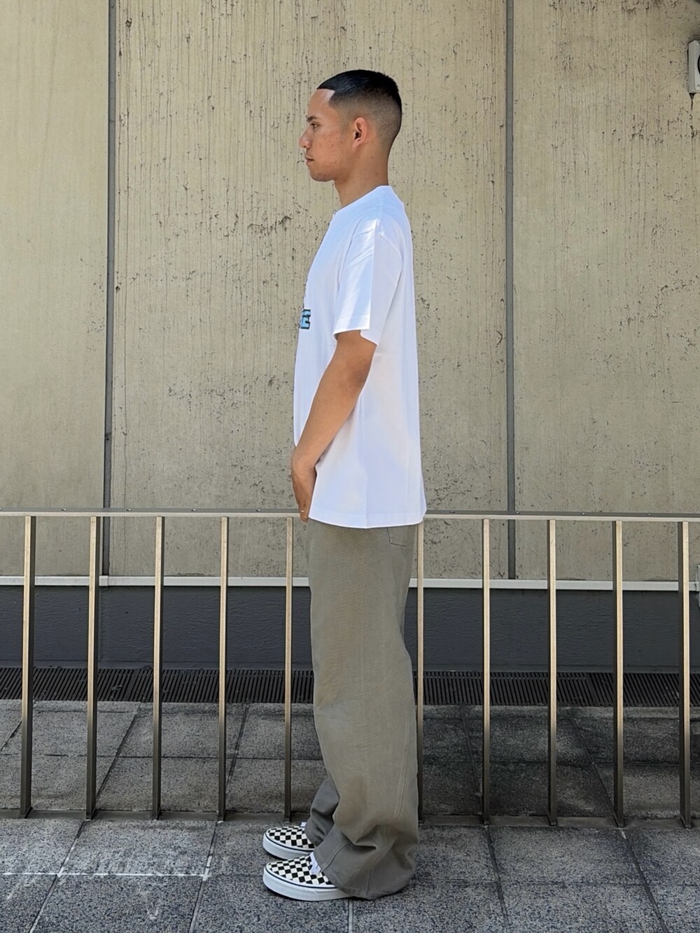 ホワイト系のTシャツ/カットソー、グレー系のその他パンツを着用したメンズの夏コーディネートの2枚目の写真