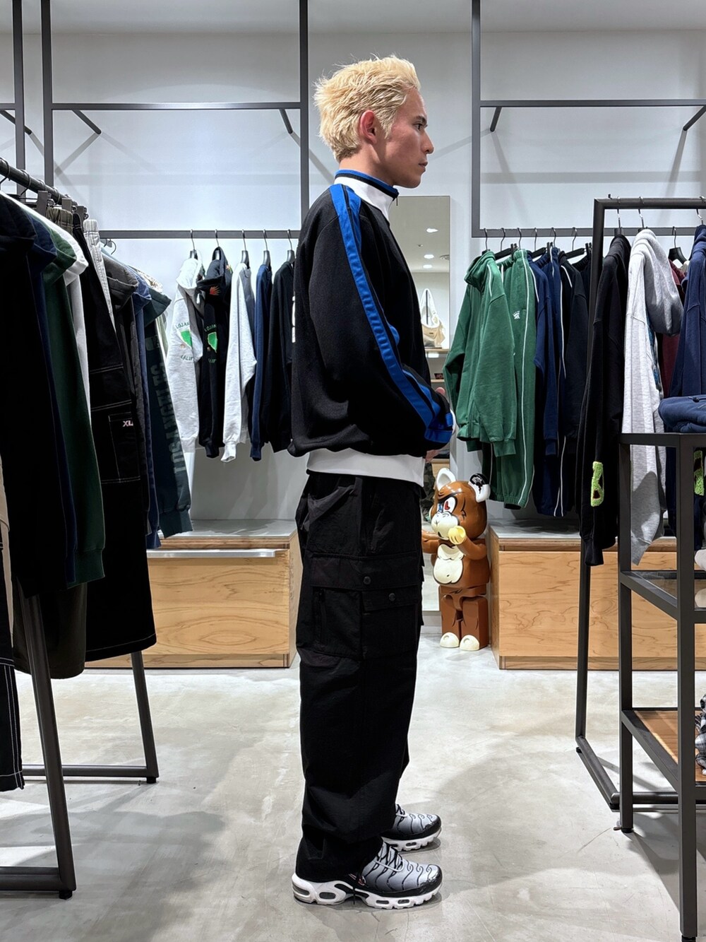 ブラック系のブルゾン、ブラック系のカーゴパンツ、ブラック系のTシャツ/カットソーを着用したメンズの冬コーディネートの4枚目の写真