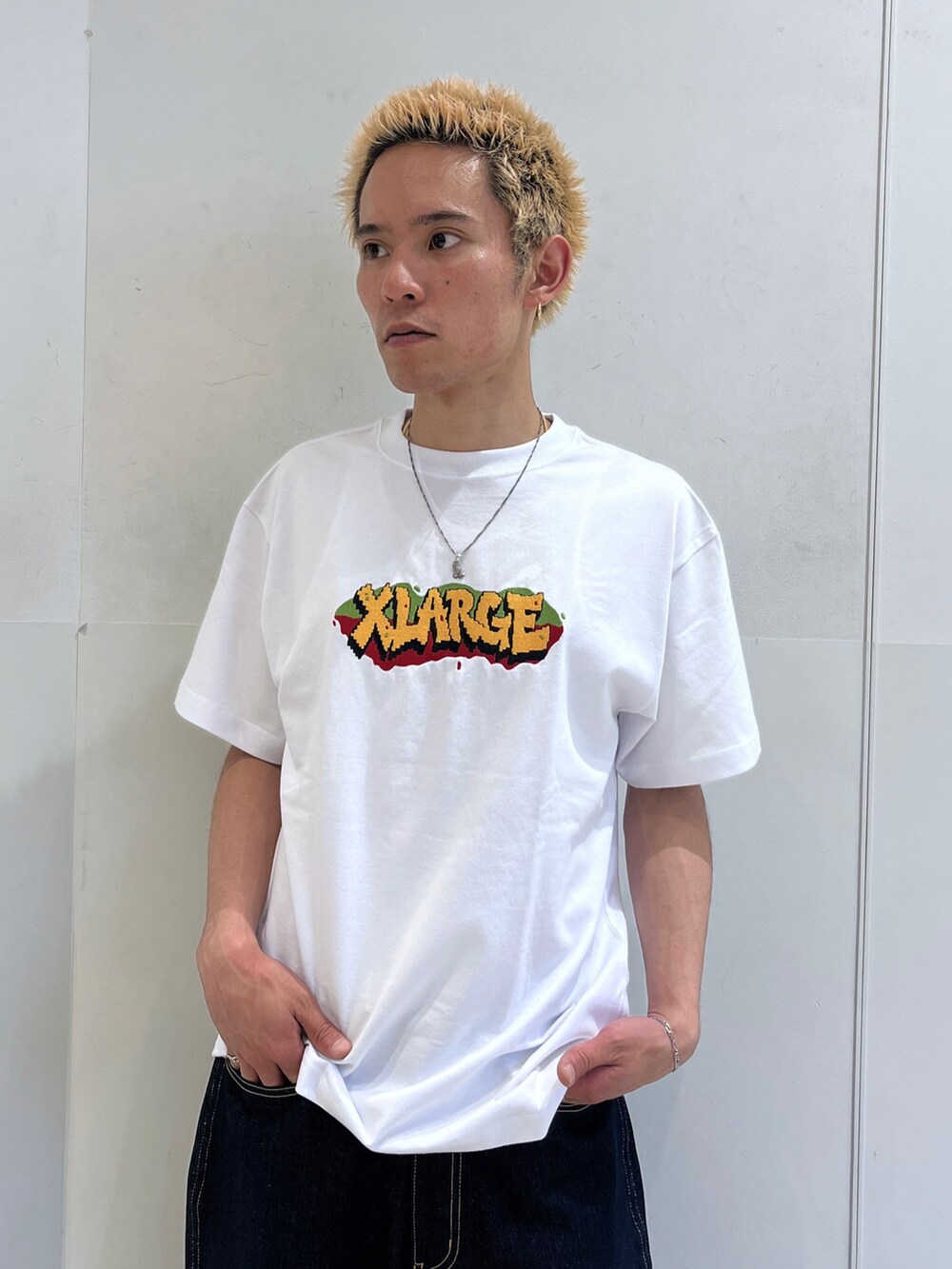 ホワイト系のTシャツ/カットソー、ブラック系のデニムパンツを着用したメンズの夏コーディネートの5枚目の写真
