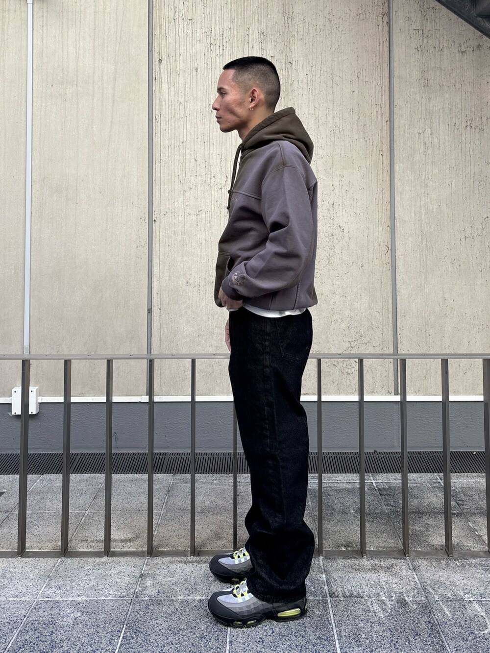 ブラック系のパーカー、ブラック系のデニムパンツを着用したメンズの冬コーディネートの2枚目の写真