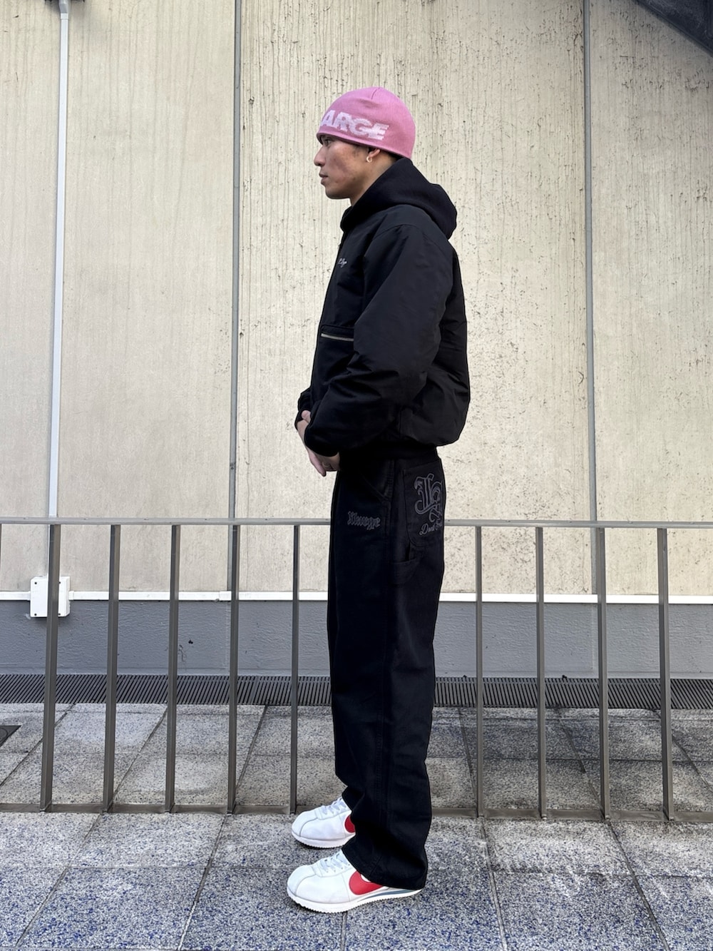 ブラック系のブルゾン、その他のその他パンツ、ピンク系のニットキャップ/ビーニーを着用したメンズの冬コーディネートの2枚目の写真