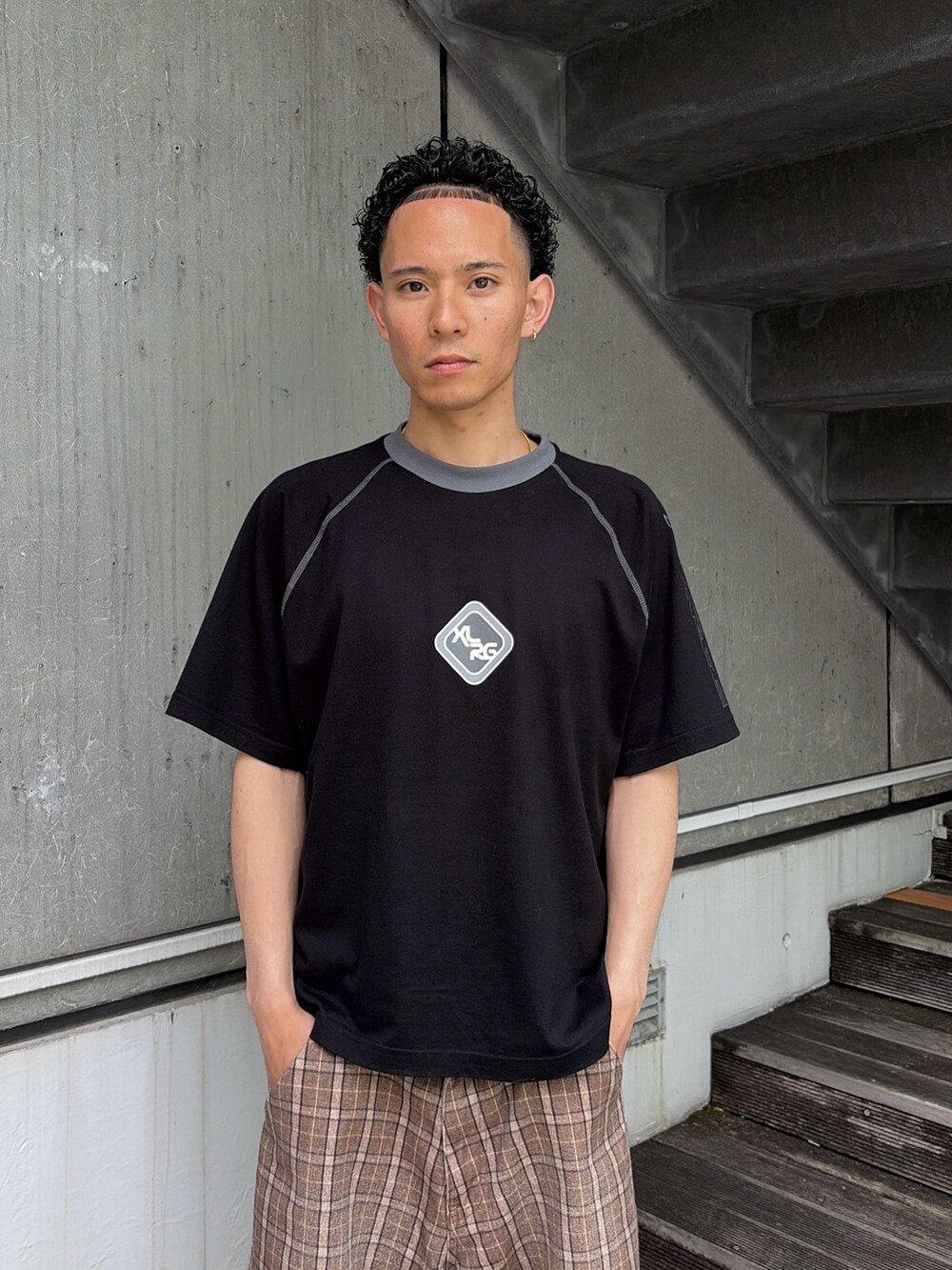 ブラック系のTシャツ/カットソー、その他のその他パンツを着用したメンズの春コーディネートの5枚目の写真