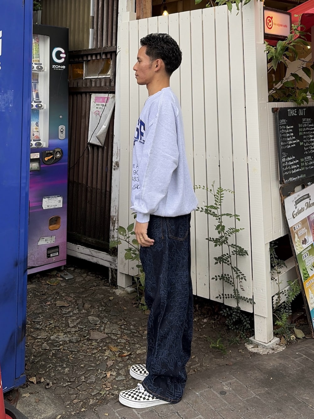 グレー系のスウェット、ブルー系のデニムパンツを着用したメンズの秋コーディネートの2枚目の写真