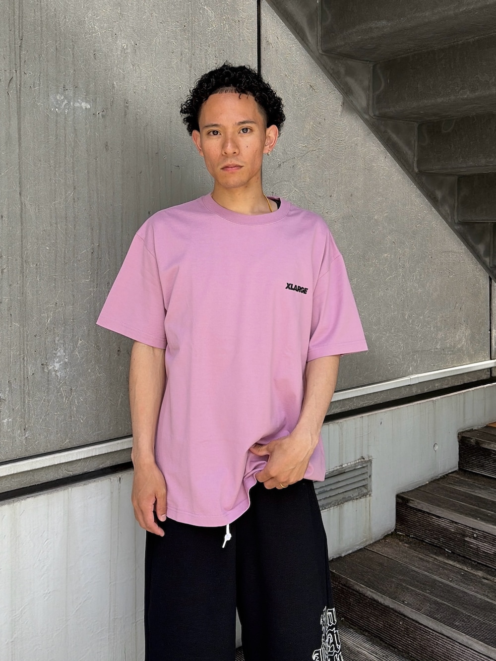 ピンク系のTシャツ/カットソー、その他のその他パンツを着用したメンズの夏コーディネートの5枚目の写真