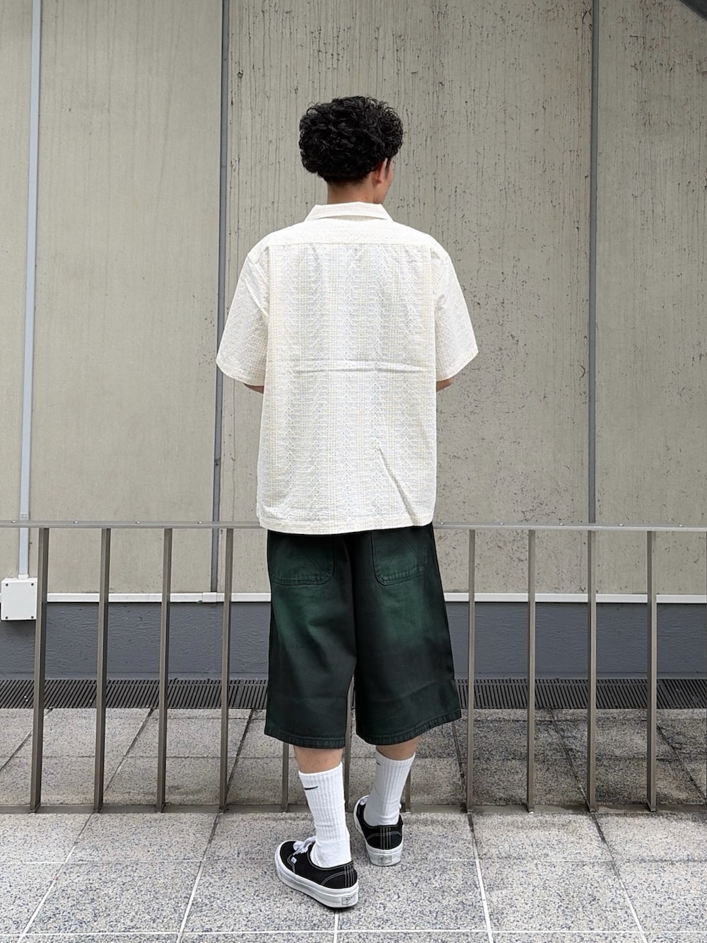 ホワイト系のシャツ/ブラウス、グリーン系のその他パンツを着用したメンズの春コーディネートの4枚目の写真