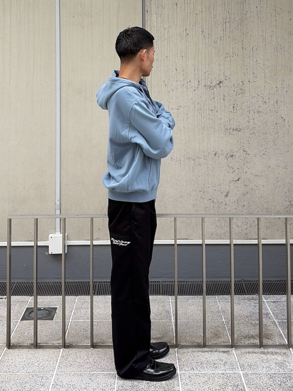 ブルー系のパーカー、ブラック系のその他パンツを着用したメンズの秋コーディネートの3枚目の写真