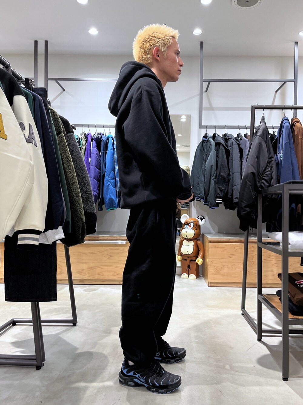 グレー系のパーカー、グレー系のスウェットパンツを着用したメンズの秋コーディネートの3枚目の写真