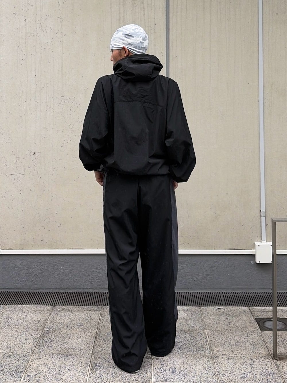 レッド系のナイロンジャケット、レッド系のその他パンツ、その他のニットキャップ/ビーニーを着用したメンズの秋コーディネートの5枚目の写真