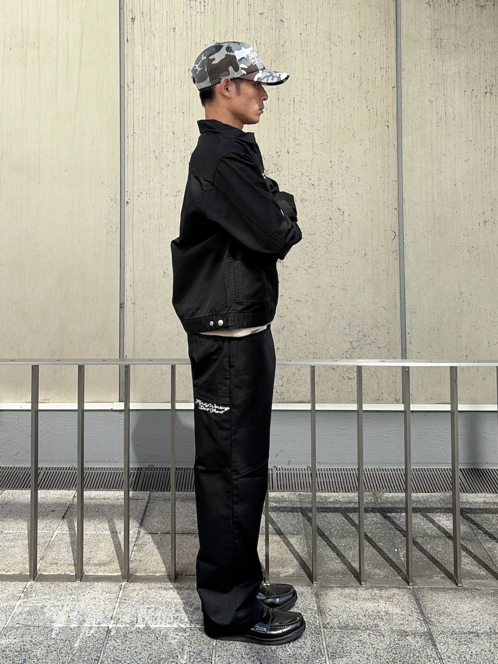 ブラック系のブルゾン、その他のTシャツ/カットソー、ブラック系のその他パンツを着用したメンズの夏コーディネートの4枚目の写真