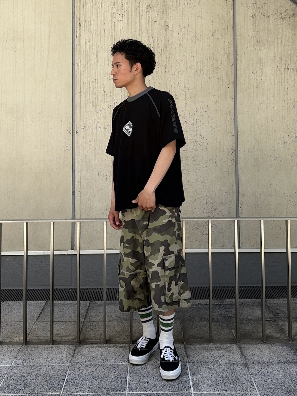 その他のカーゴパンツ、ブラック系のTシャツ/カットソーを着用したメンズの春コーディネートの2枚目の写真
