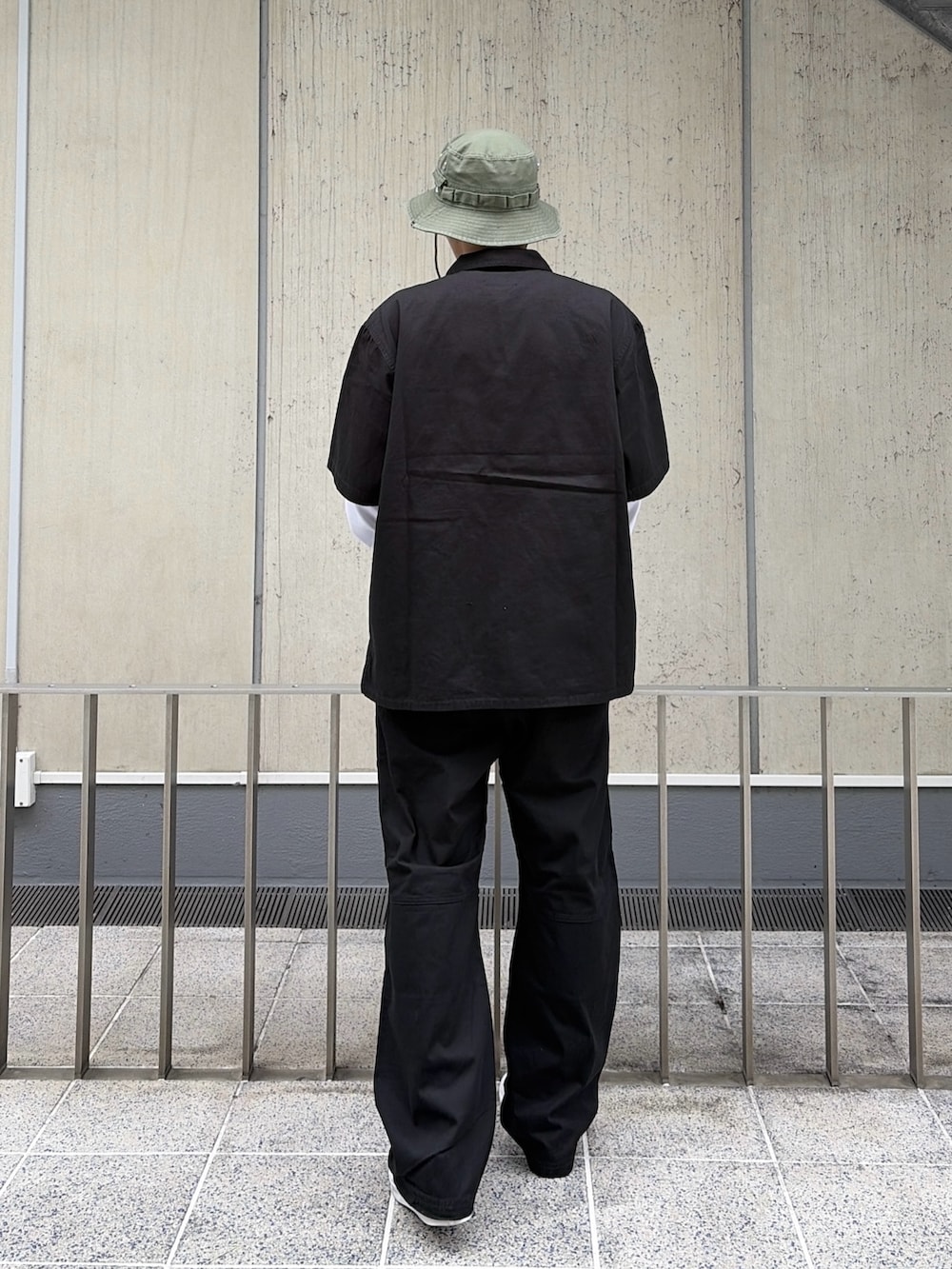 ブラック系のシャツ/ブラウス、ホワイト系のTシャツ/カットソー、ブラック系のその他パンツを着用したメンズの春コーディネートの4枚目の写真