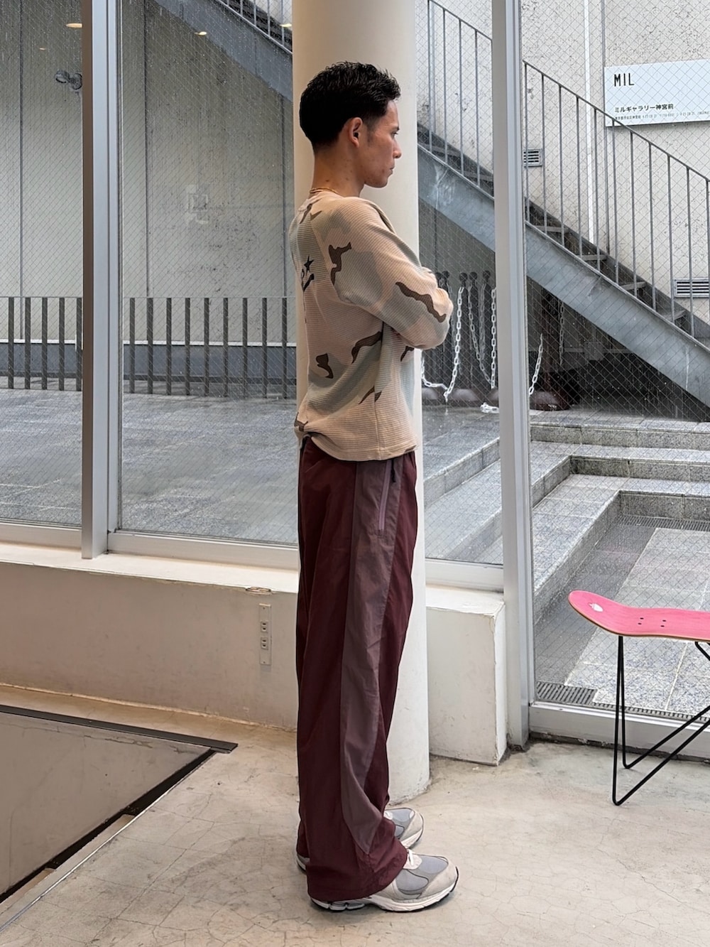 その他のTシャツ/カットソー、レッド系のその他パンツを着用したメンズの秋コーディネートの4枚目の写真
