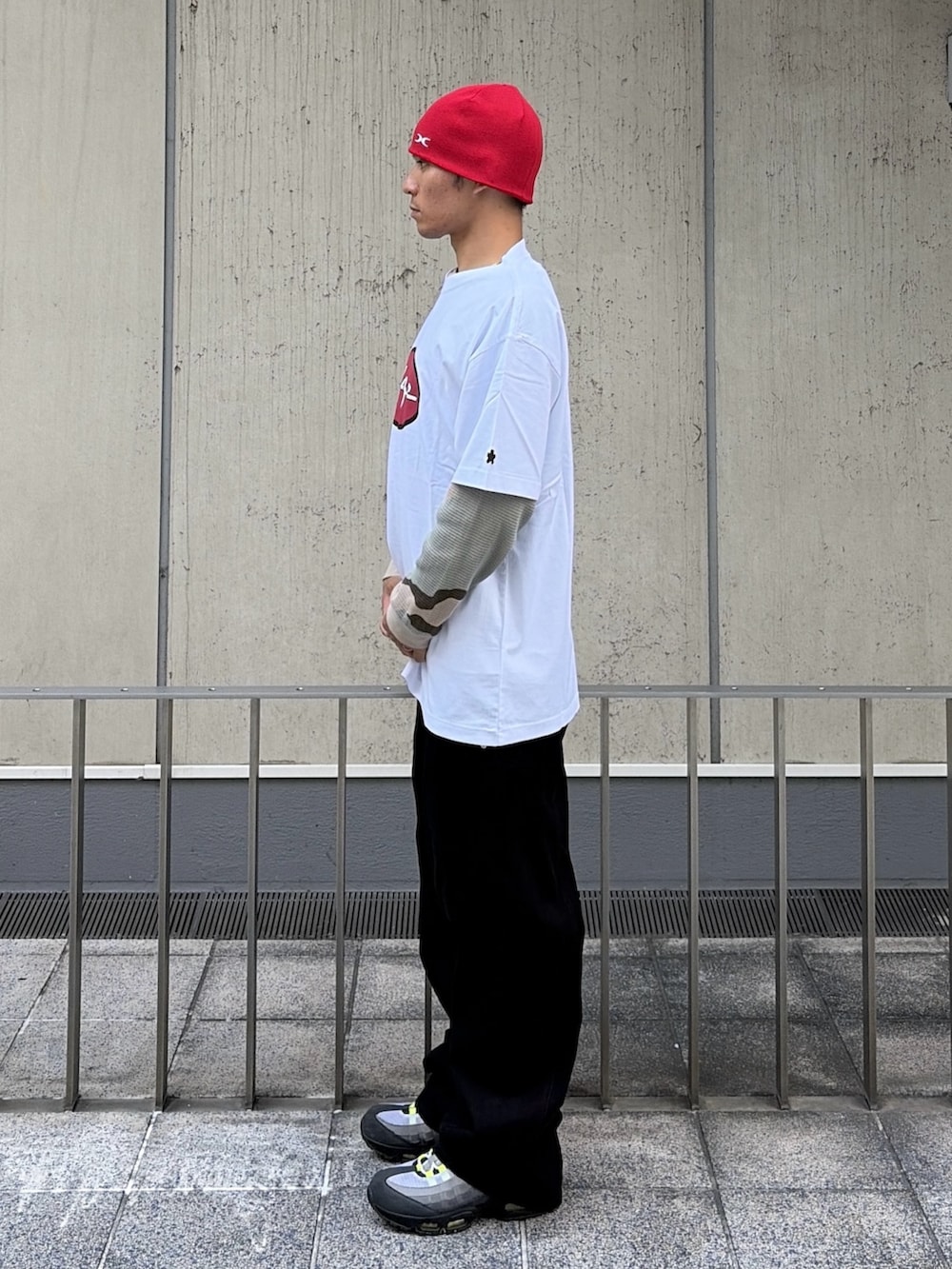 その他のTシャツ/カットソー、グレー系のその他パンツ、レッド系のニットキャップ/ビーニーを着用したメンズの夏コーディネートの3枚目の写真