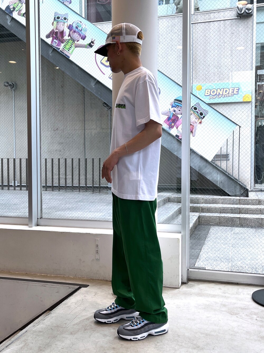 ホワイト系のTシャツ/カットソー、グリーン系のその他パンツ、ホワイト系のキャップを着用したメンズの春コーディネートの5枚目の写真