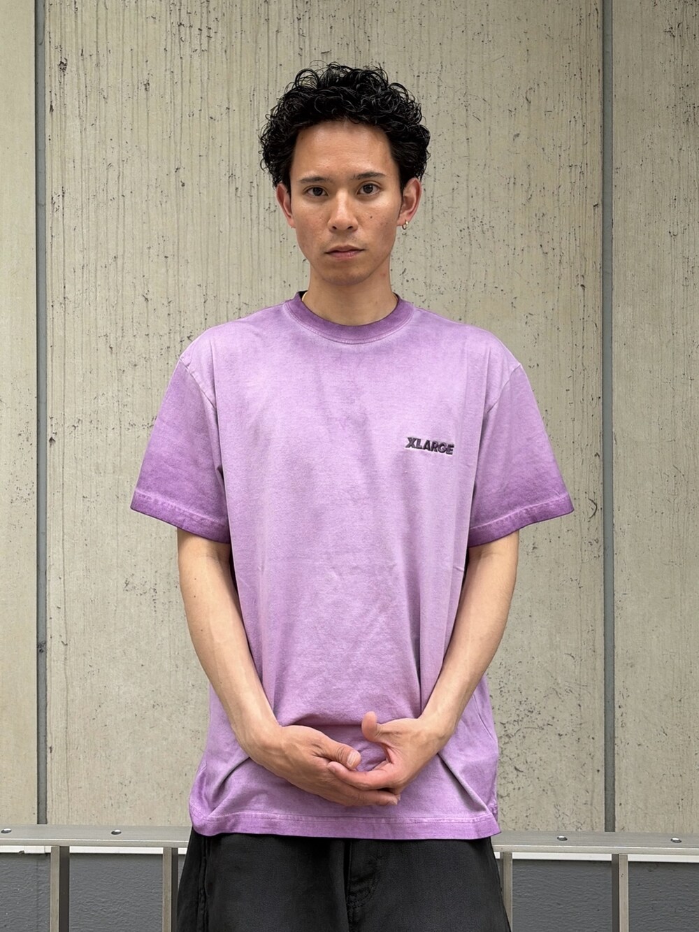 パープル系のTシャツ/カットソー、ブラック系のその他パンツを着用したメンズの春コーディネートの5枚目の写真