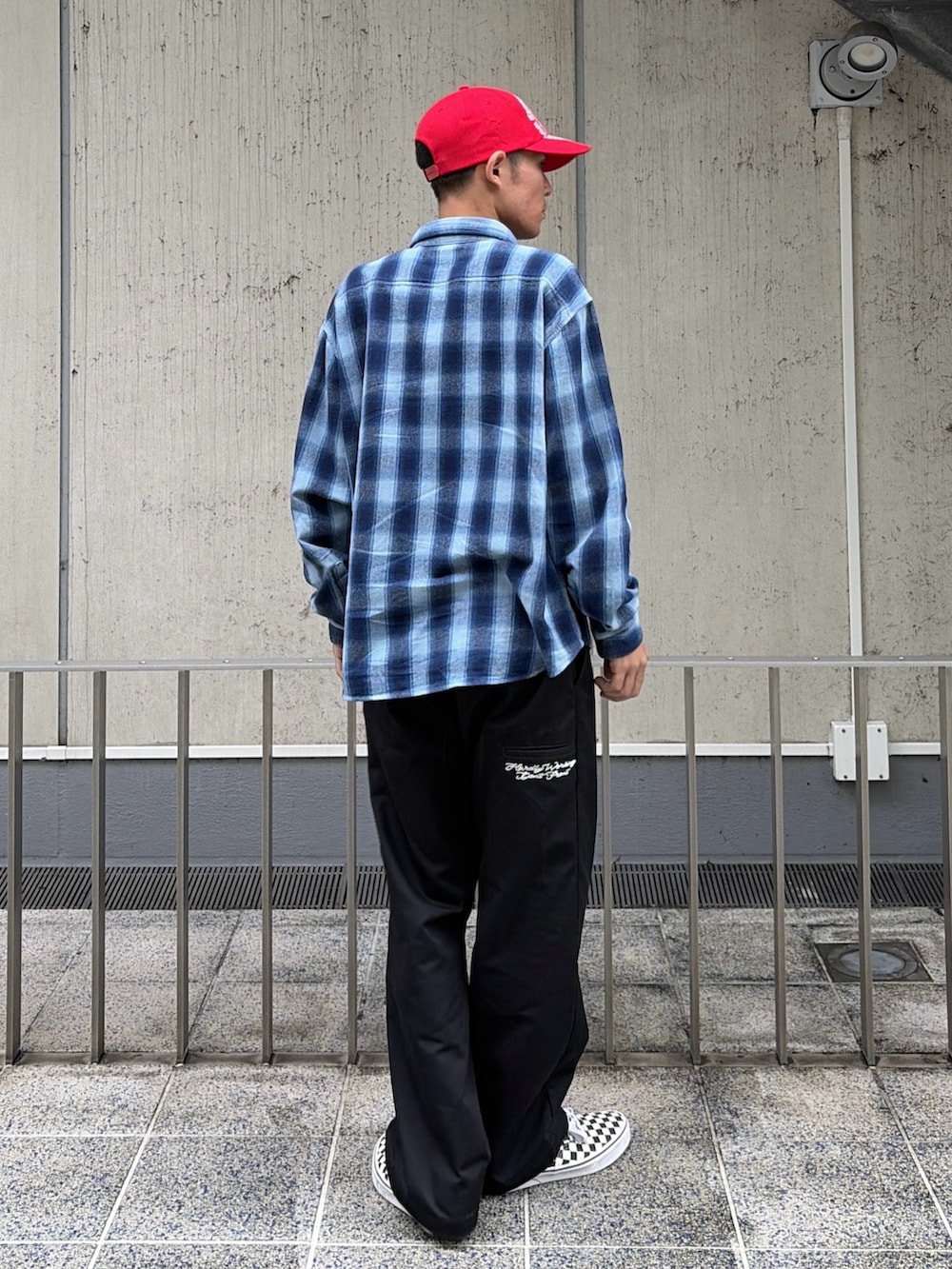 ブルー系のシャツ/ブラウス、ブラック系のその他パンツ、レッド系のキャップを着用したメンズの秋コーディネートの5枚目の写真