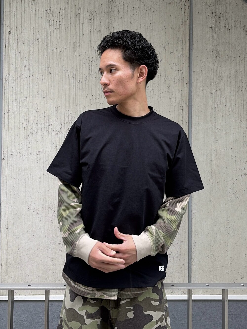 その他のカーゴパンツ、ホワイト系のTシャツ/カットソー、その他のTシャツ/カットソーを着用したメンズの春コーディネートの7枚目の写真
