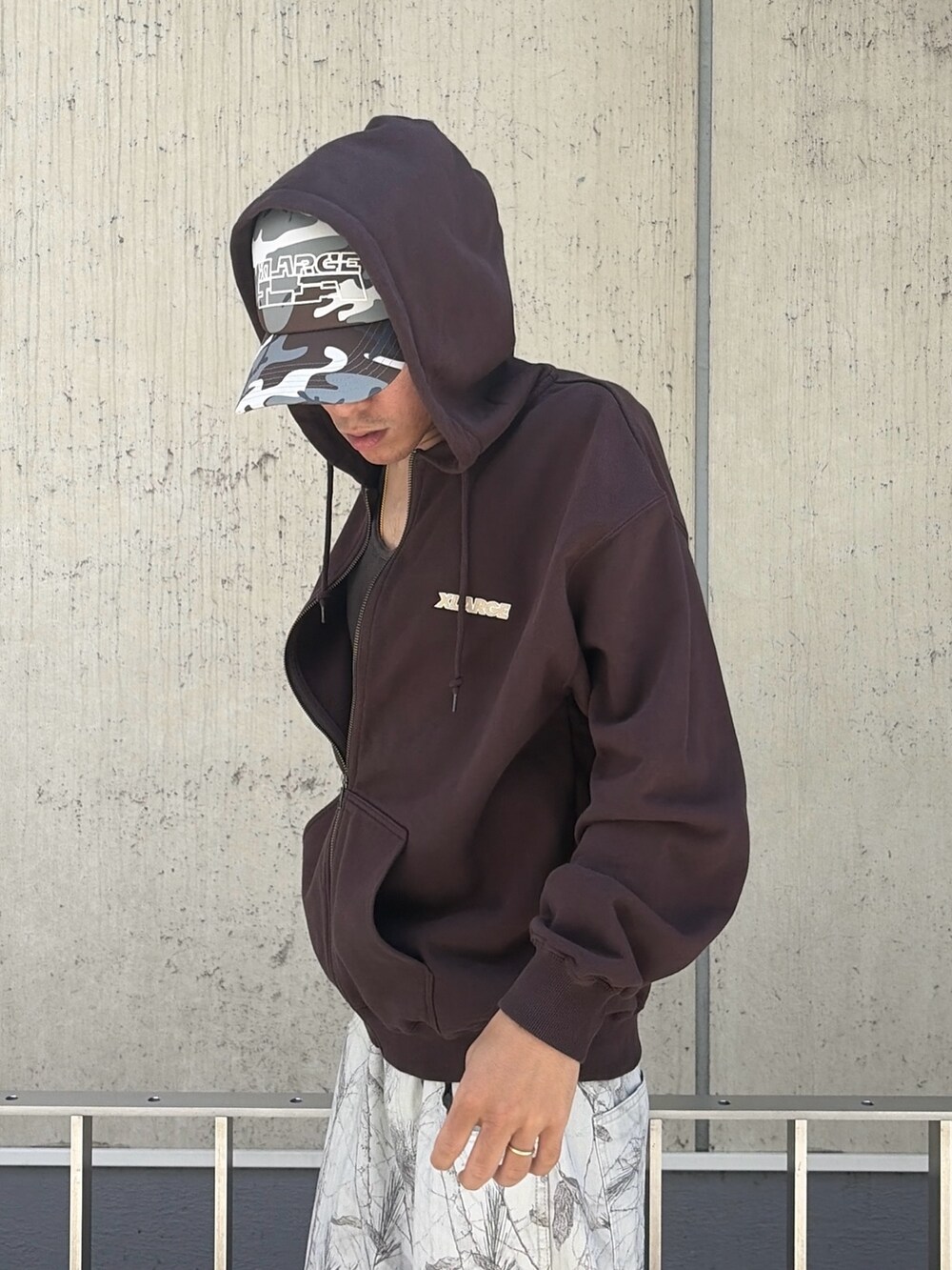 グレー系のパーカー、その他のその他パンツ、ブラック系のキャップを着用したメンズの夏コーディネートの7枚目の写真