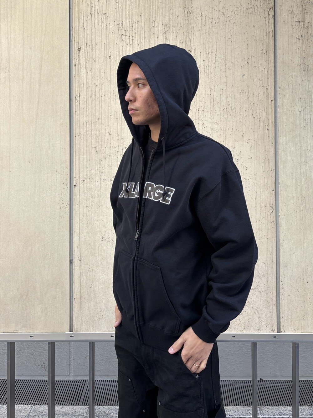 ブラック系のダウンジャケット/コート、ブラウン系のその他パンツを着用したメンズの冬コーディネートの7枚目の写真