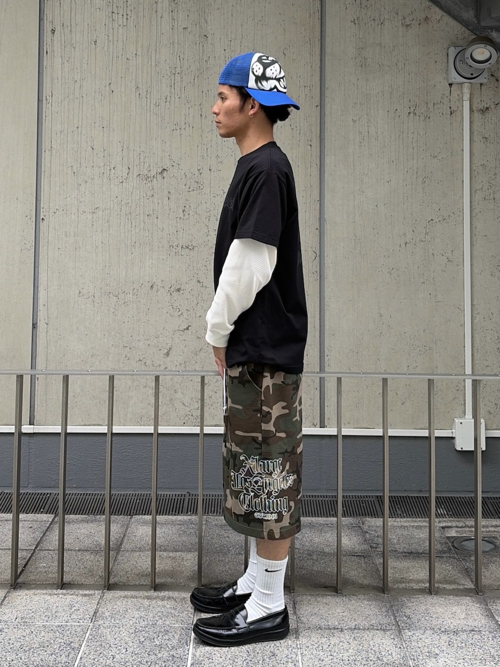 その他のその他パンツ、ホワイト系のTシャツ/カットソー、ブルー系のTシャツ/カットソーを着用したメンズの春コーディネートの2枚目の写真