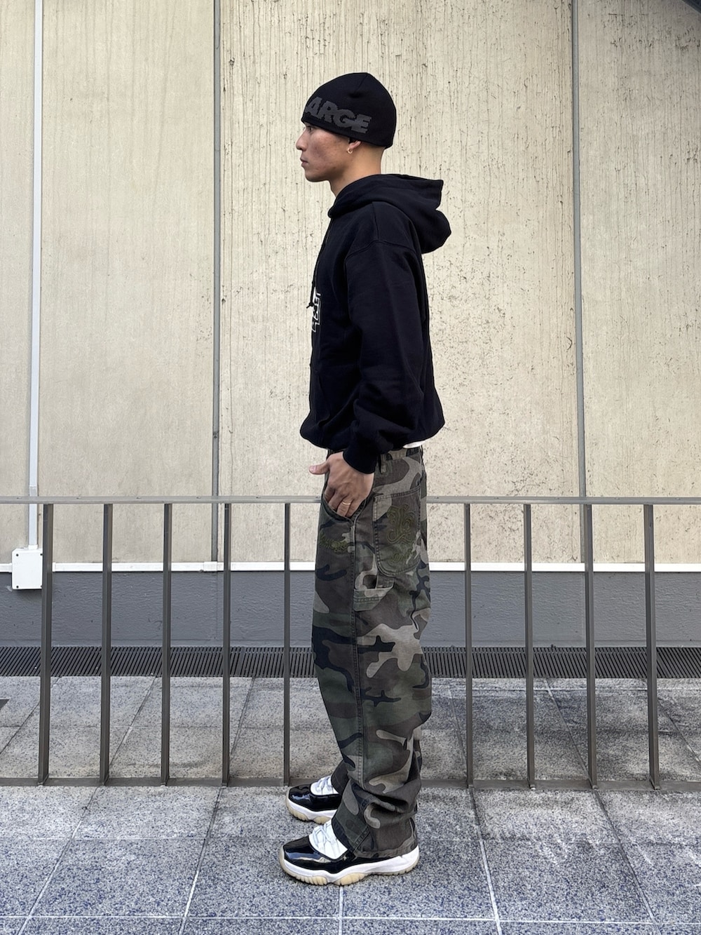 ブラック系のパーカー、その他のその他パンツ、ピンク系のニットキャップ/ビーニーを着用したメンズの冬コーディネートの2枚目の写真