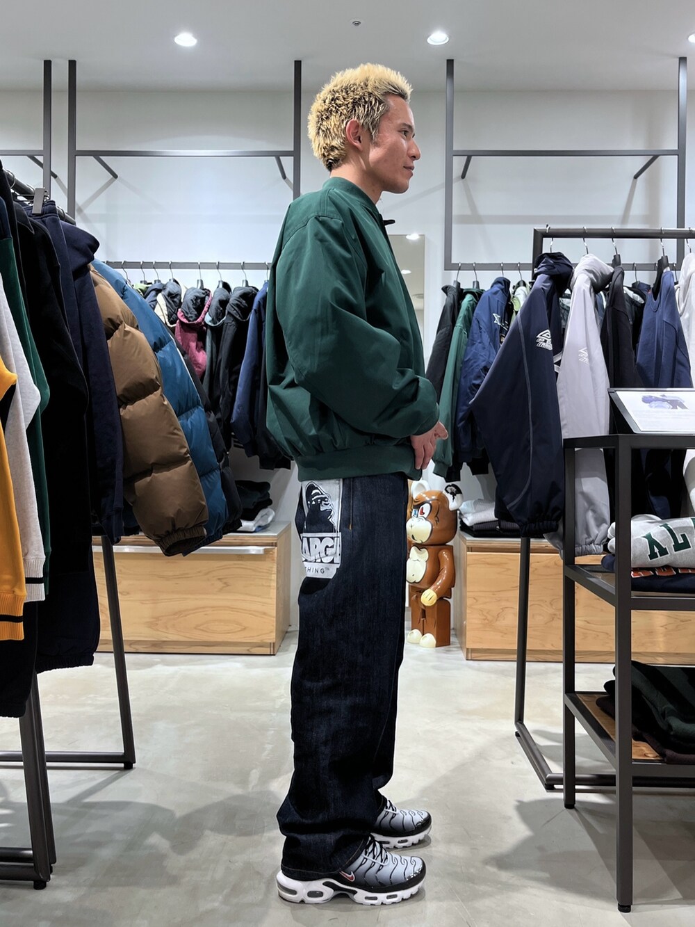 グリーン系のその他アウター、ブルー系のデニムパンツを着用したメンズの冬コーディネートの6枚目の写真