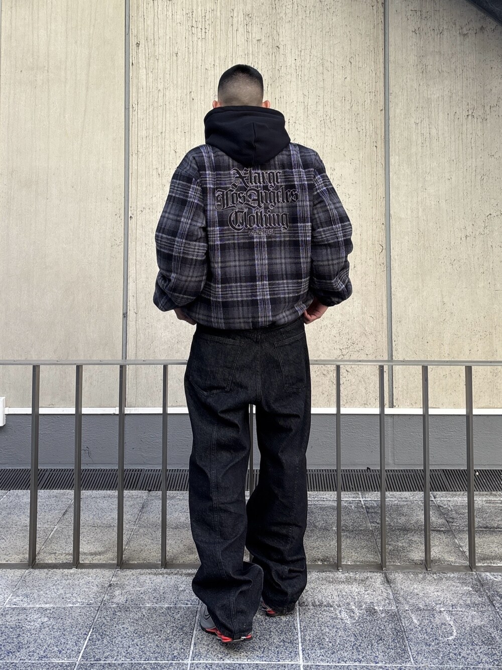 ブラウン系のその他アウター、ブラック系のデニムパンツを着用したメンズの冬コーディネートの4枚目の写真