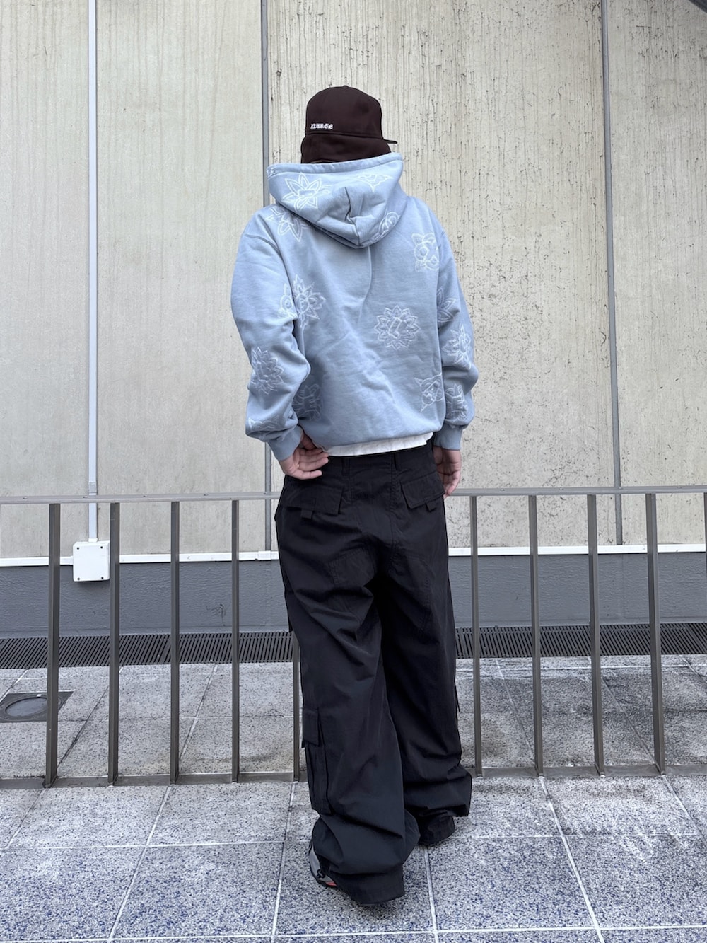 ブルー系のパーカー、ブラック系のカーゴパンツを着用したメンズの秋コーディネートの5枚目の写真