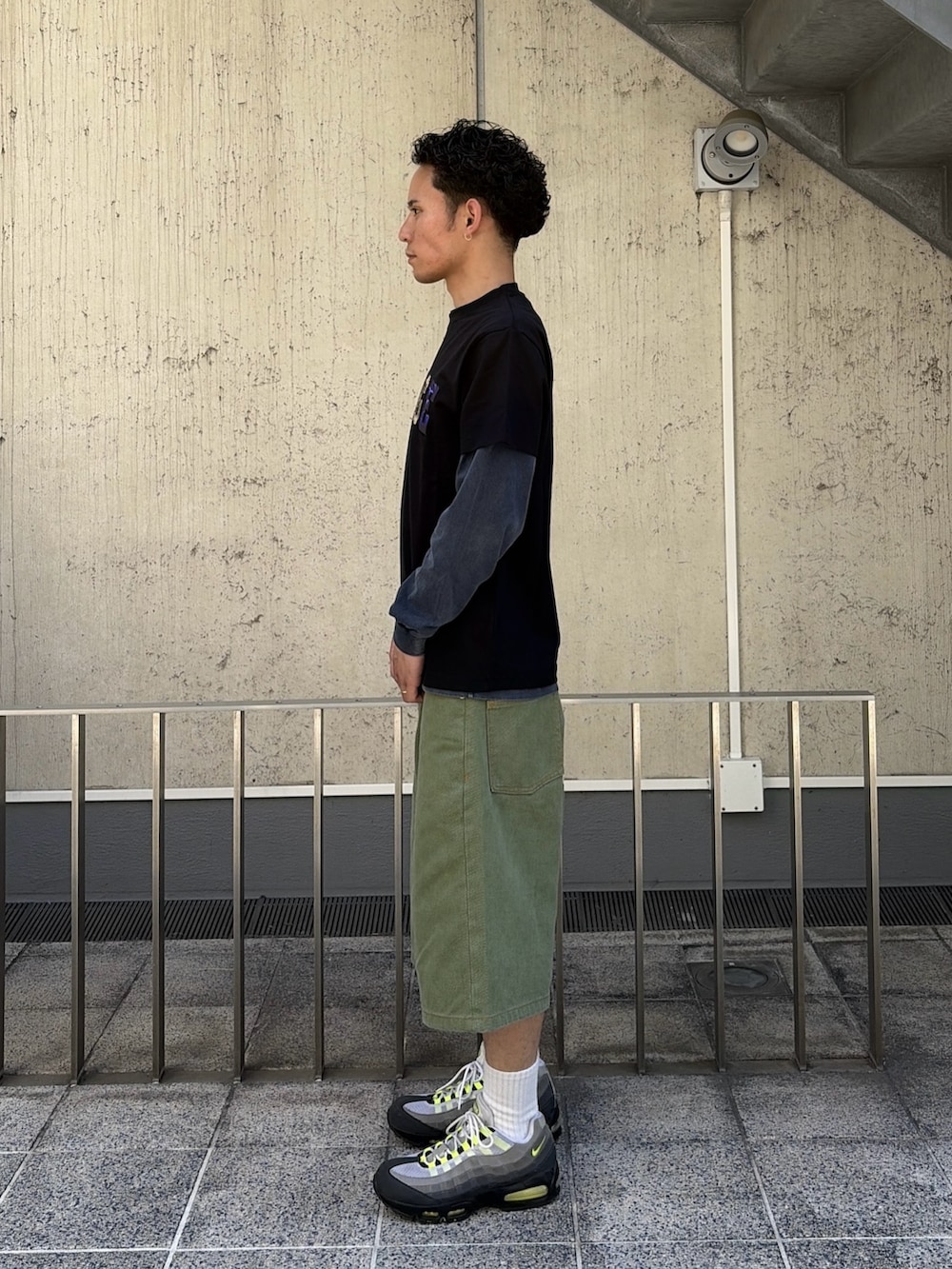 ブルー系のTシャツ/カットソー、グリーン系のデニムパンツ、ブラック系のTシャツ/カットソーを着用したメンズの春コーディネートの3枚目の写真