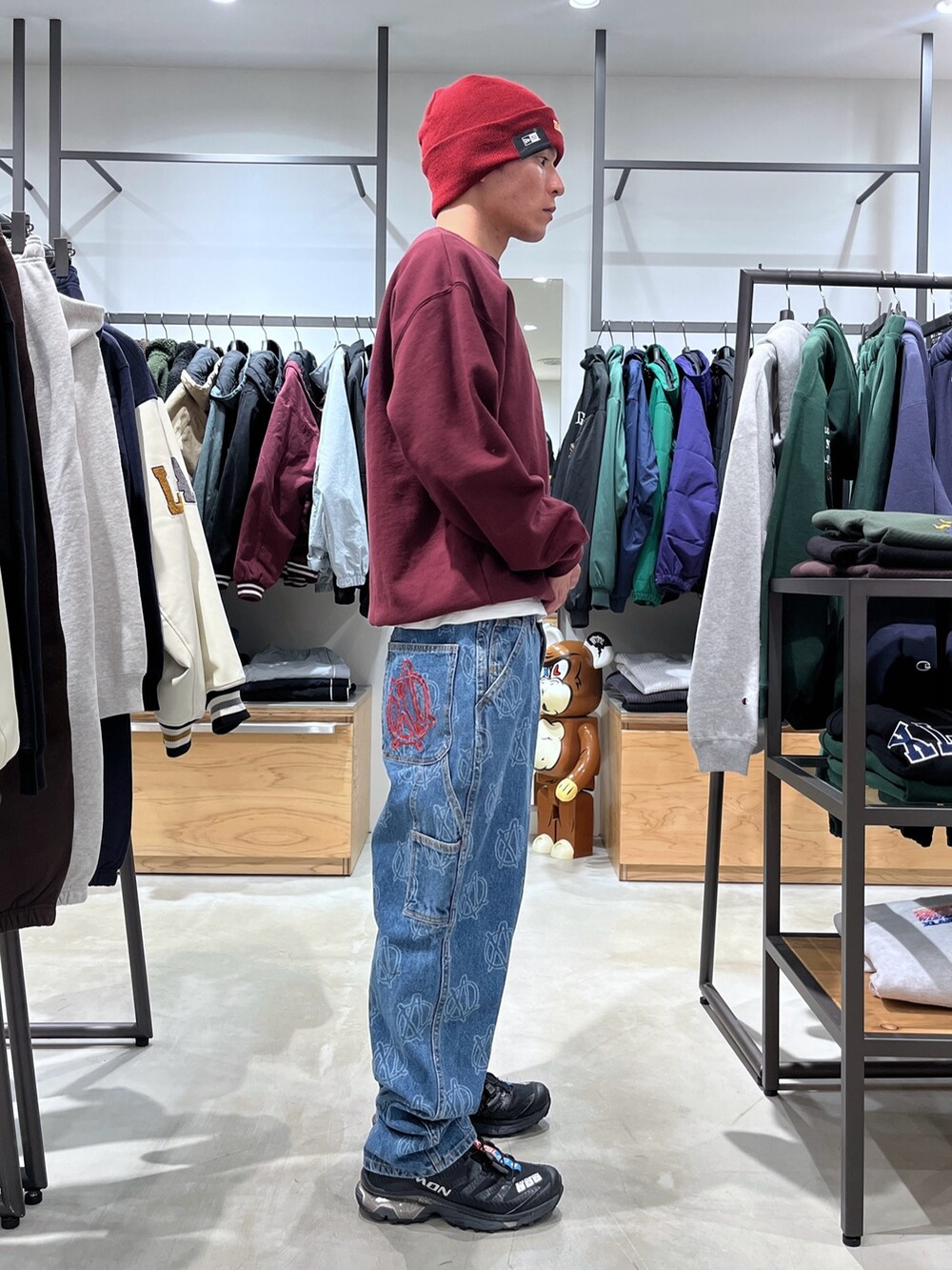 レッド系のスウェット、ブルー系のデニムパンツ、レッド系のニットキャップ/ビーニーを着用したメンズの冬コーディネートの6枚目の写真