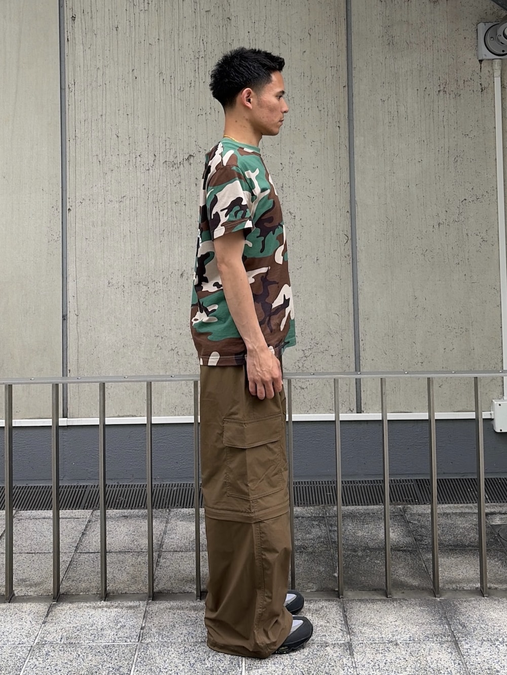 その他のTシャツ/カットソーを着用したメンズの夏コーディネートの3枚目の写真