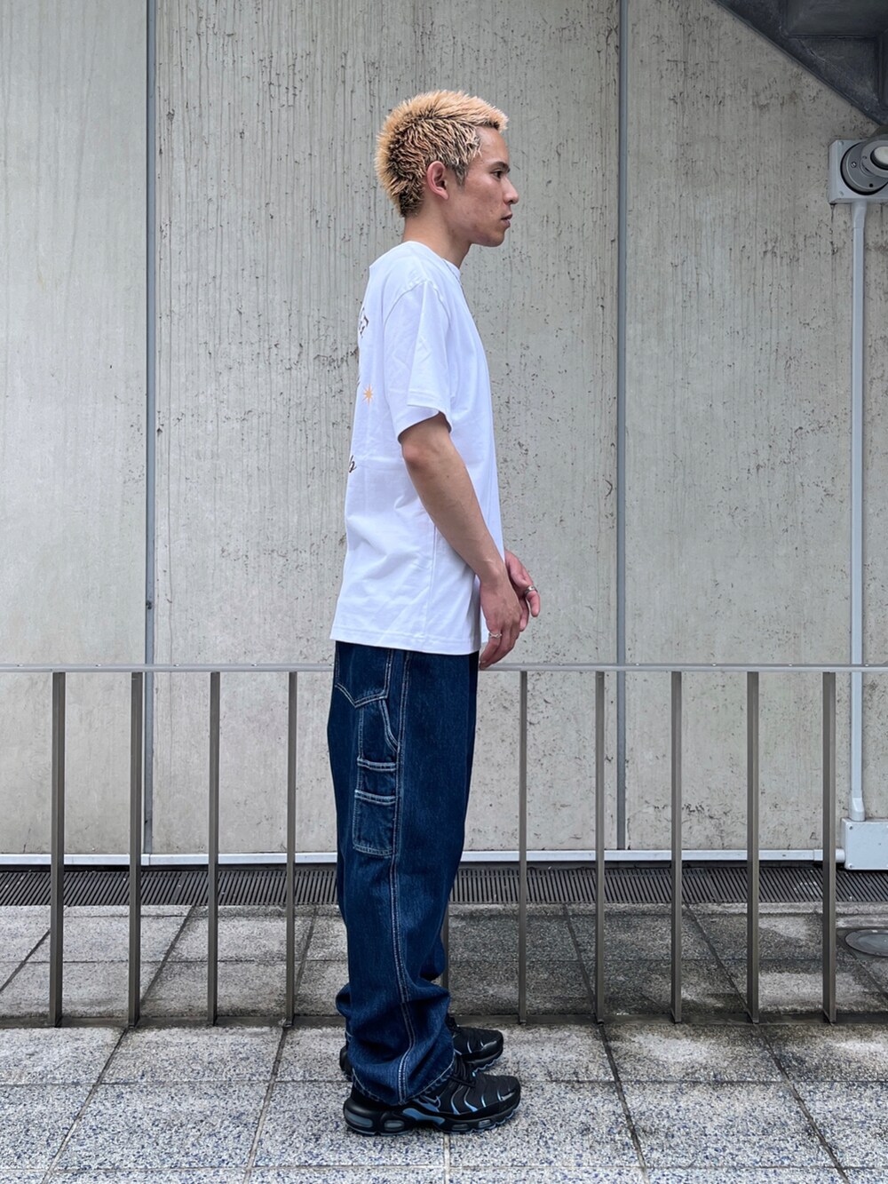 ホワイト系のTシャツ/カットソー、ブラック系のデニムパンツを着用したメンズの夏コーディネートの4枚目の写真