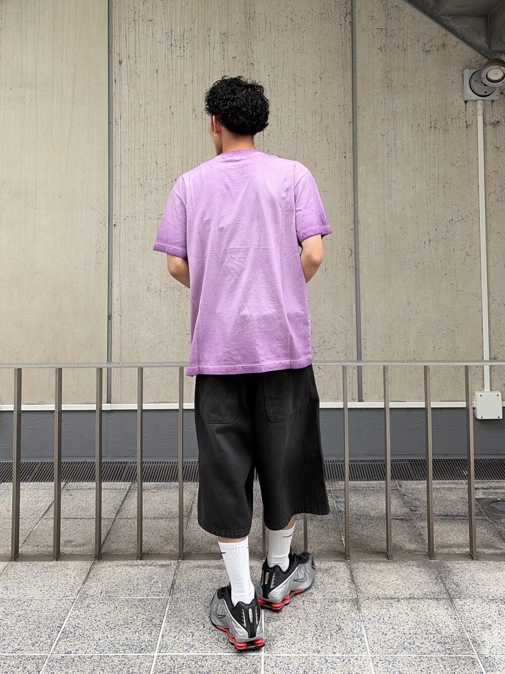 パープル系のTシャツ/カットソー、ブラック系のその他パンツを着用したメンズの春コーディネートの4枚目の写真