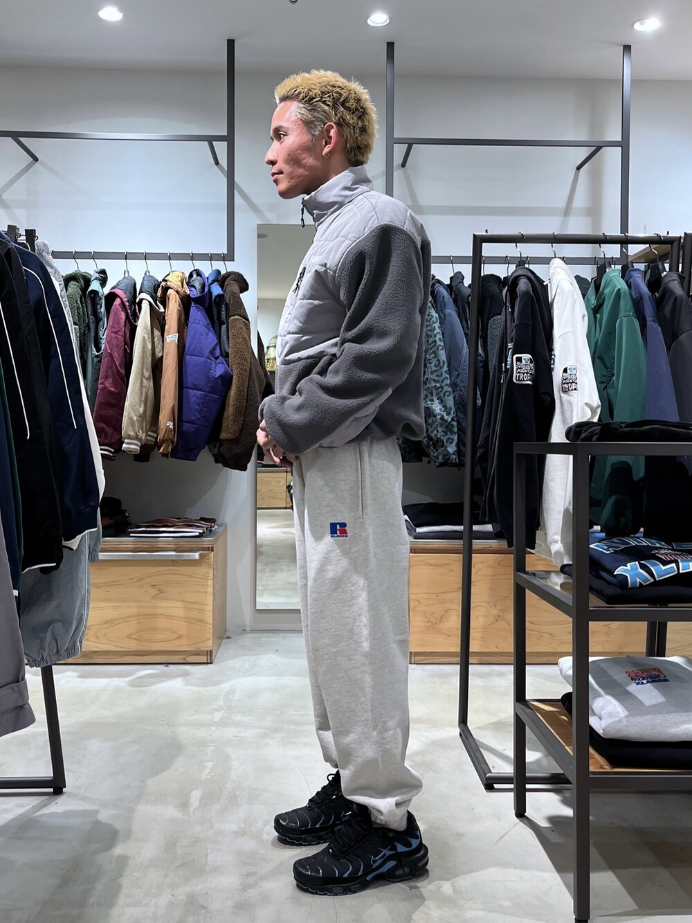 グレー系のブルゾン、グレー系のスウェットパンツを着用したメンズの秋コーディネートの2枚目の写真