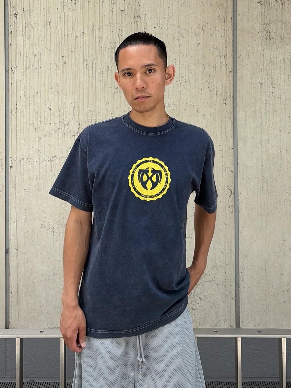 ブルー系のTシャツ/カットソー、ブラック系のその他パンツを着用したメンズの夏コーディネートの5枚目の写真