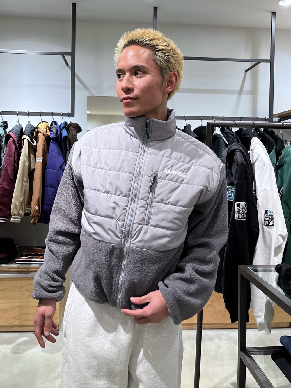 グレー系のブルゾン、グレー系のスウェットパンツを着用したメンズの秋コーディネートの5枚目の写真