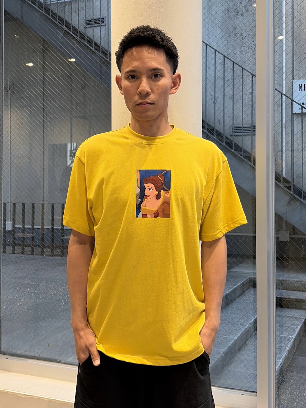 イエロー系のTシャツ/カットソー、グレー系のスウェットパンツを着用したメンズの夏コーディネートの6枚目の写真