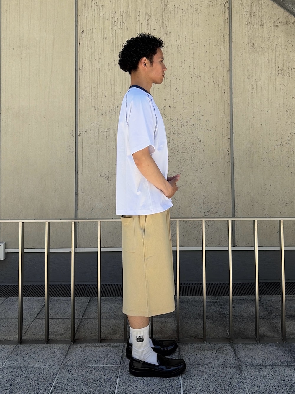 ブラック系のTシャツ/カットソー、ブラック系のスウェットパンツを着用したメンズの春コーディネートの3枚目の写真