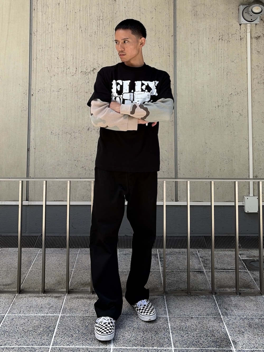 ブラック系のTシャツ/カットソー、その他のTシャツ/カットソー、ブラック系のその他パンツを着用したメンズの夏コーディネートの4枚目の写真
