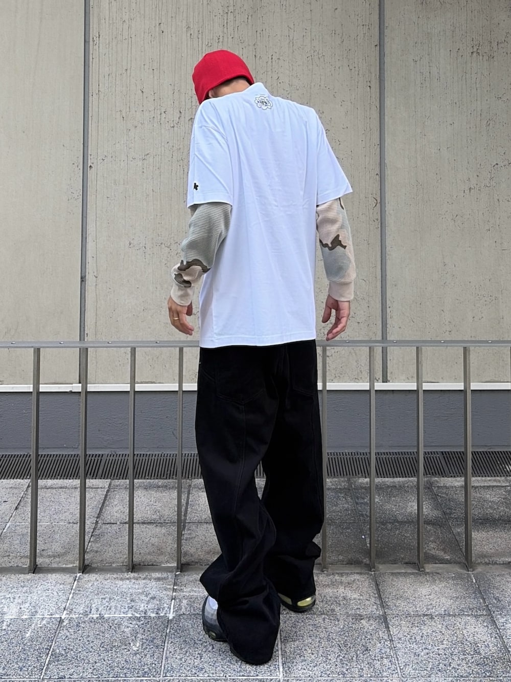 その他のTシャツ/カットソー、グレー系のその他パンツ、レッド系のニットキャップ/ビーニーを着用したメンズの夏コーディネートの5枚目の写真