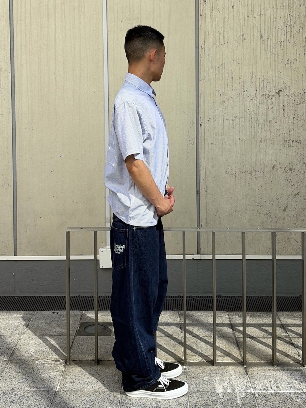 ホワイト系のシャツ/ブラウス、ブルー系のデニムパンツを着用したメンズの夏コーディネートの3枚目の写真