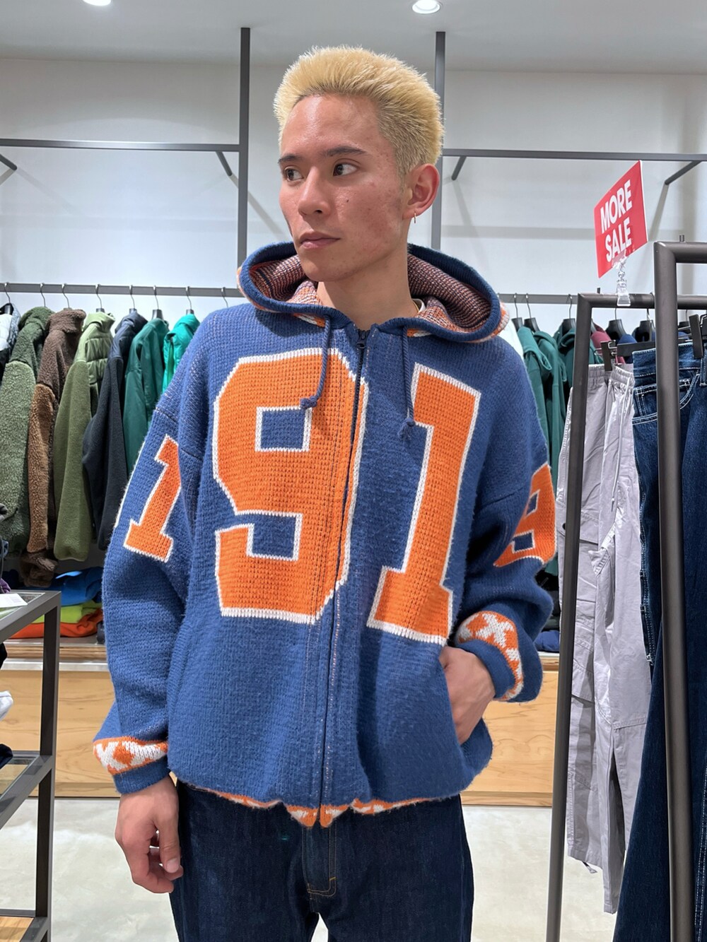 ブルー系のデニムパンツ、ブルー系のニット/セーターを着用したメンズの冬コーディネートの5枚目の写真