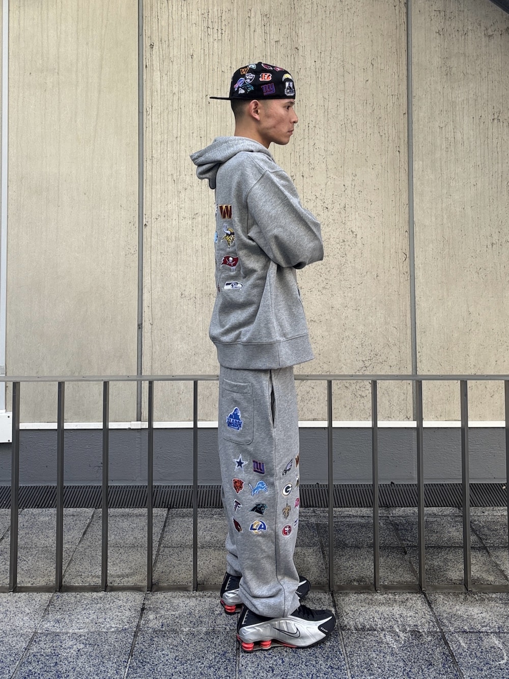 ブラック系のパーカー、ブラック系のスウェットパンツ、ブラック系のキャップを着用したメンズの冬コーディネートの3枚目の写真