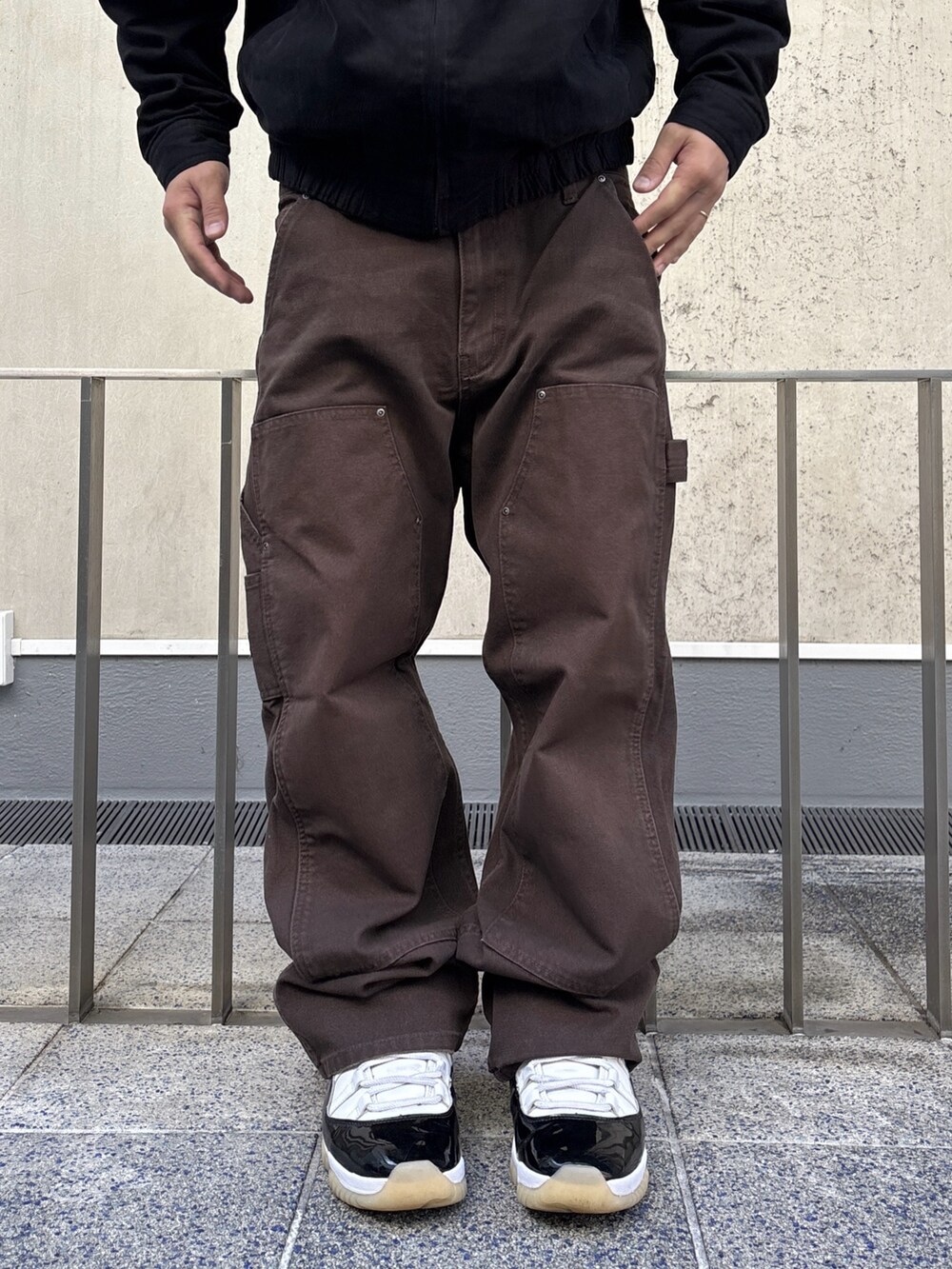 ブラック系のその他アウター、ブラウン系のその他パンツを着用したメンズの冬コーディネートの7枚目の写真