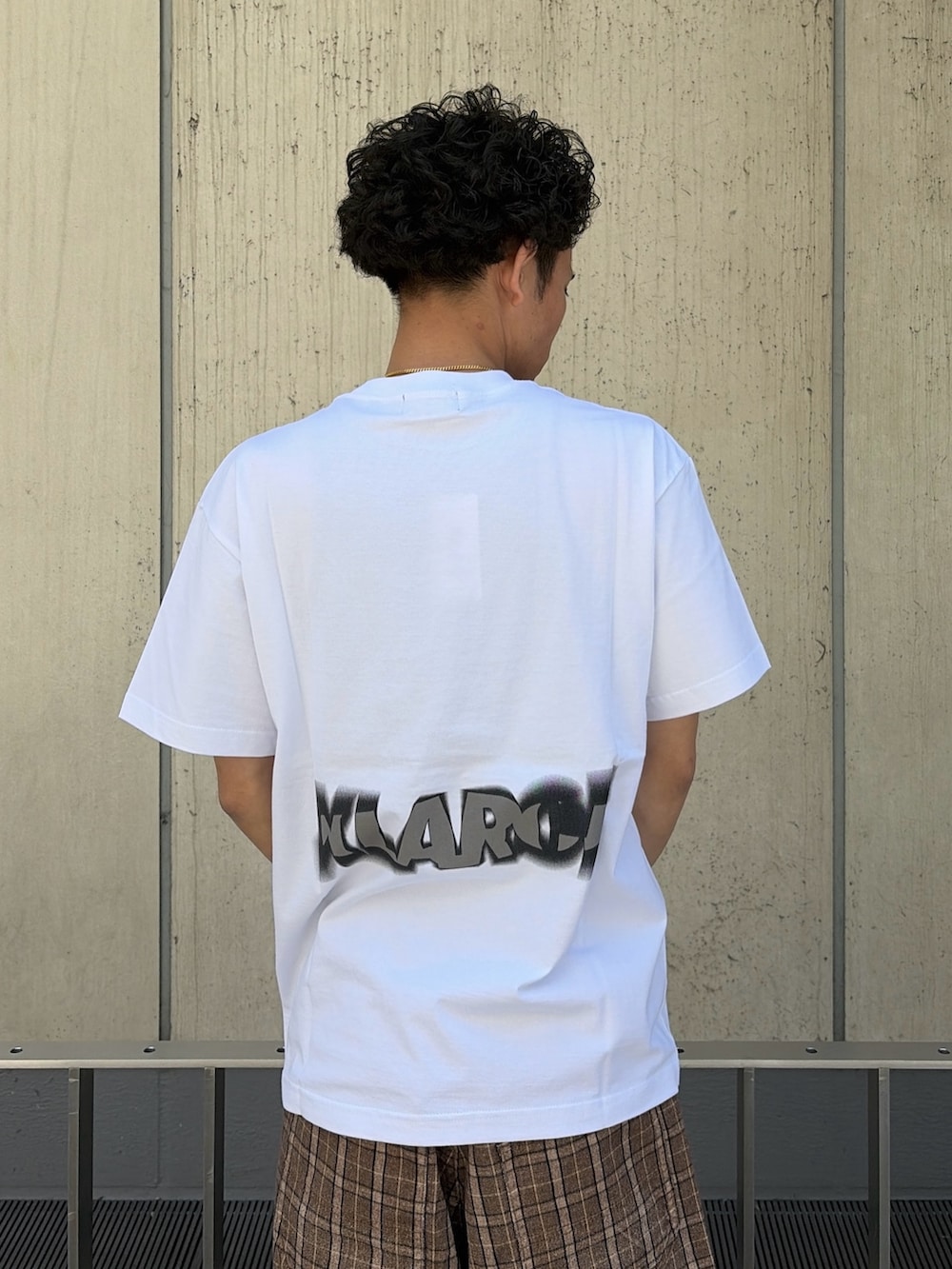 ブラック系のTシャツ/カットソー、その他のその他パンツを着用したメンズの春コーディネートの7枚目の写真