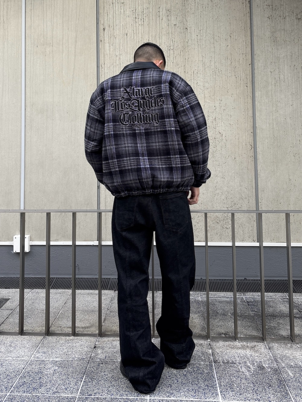 ブラウン系のその他アウター、ブラック系のデニムパンツを着用したメンズの冬コーディネートの3枚目の写真