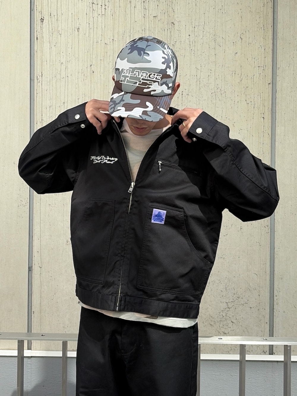 ブラック系のブルゾン、その他のTシャツ/カットソー、ブラック系のその他パンツを着用したメンズの夏コーディネートの6枚目の写真