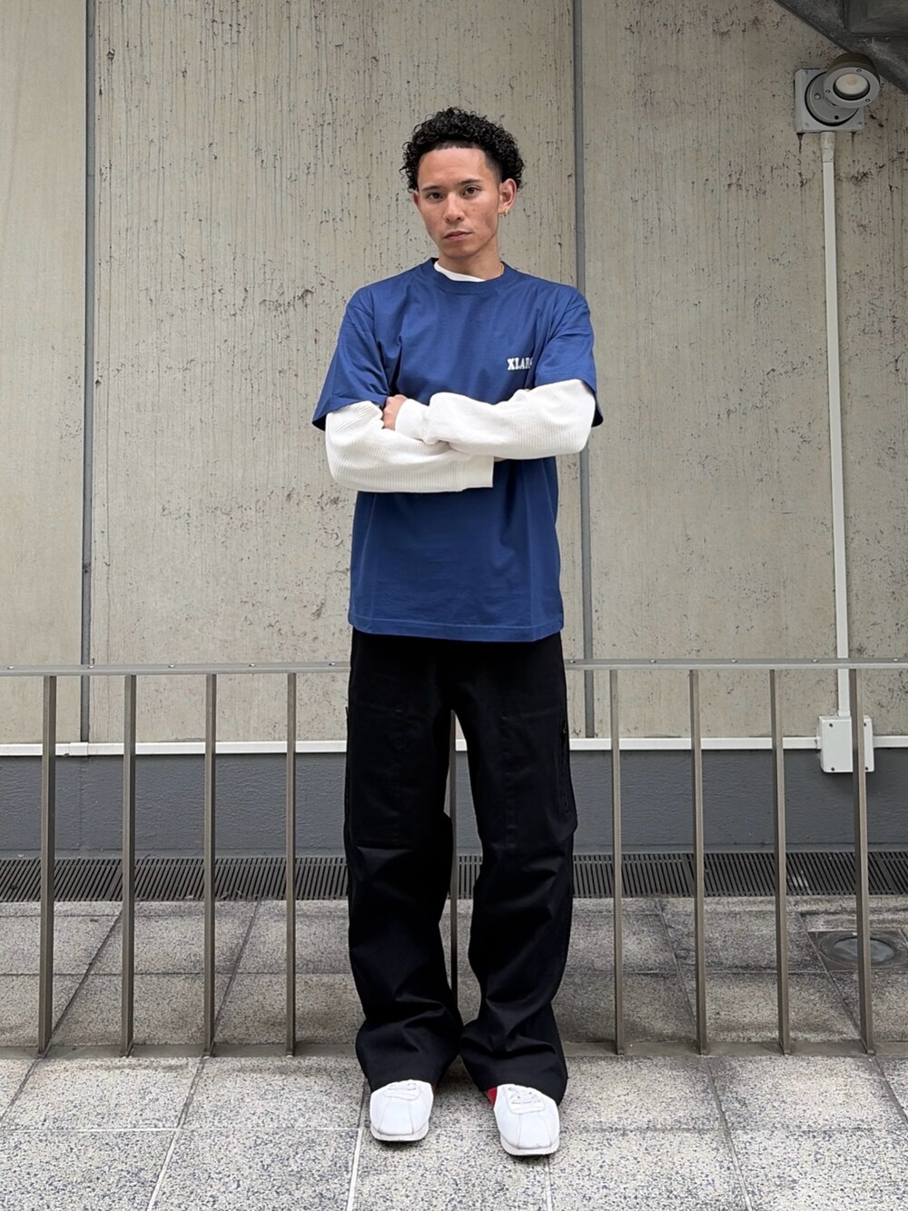 ブルー系のTシャツ/カットソー、ホワイト系のTシャツ/カットソー、ブラック系のその他パンツを着用したメンズの夏コーディネートの2枚目の写真